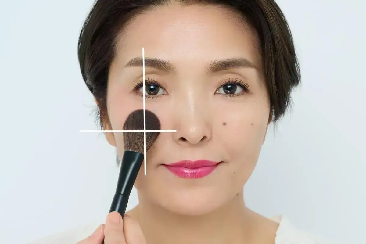 チークをつけ始める位置は「頰の中央から」が基本