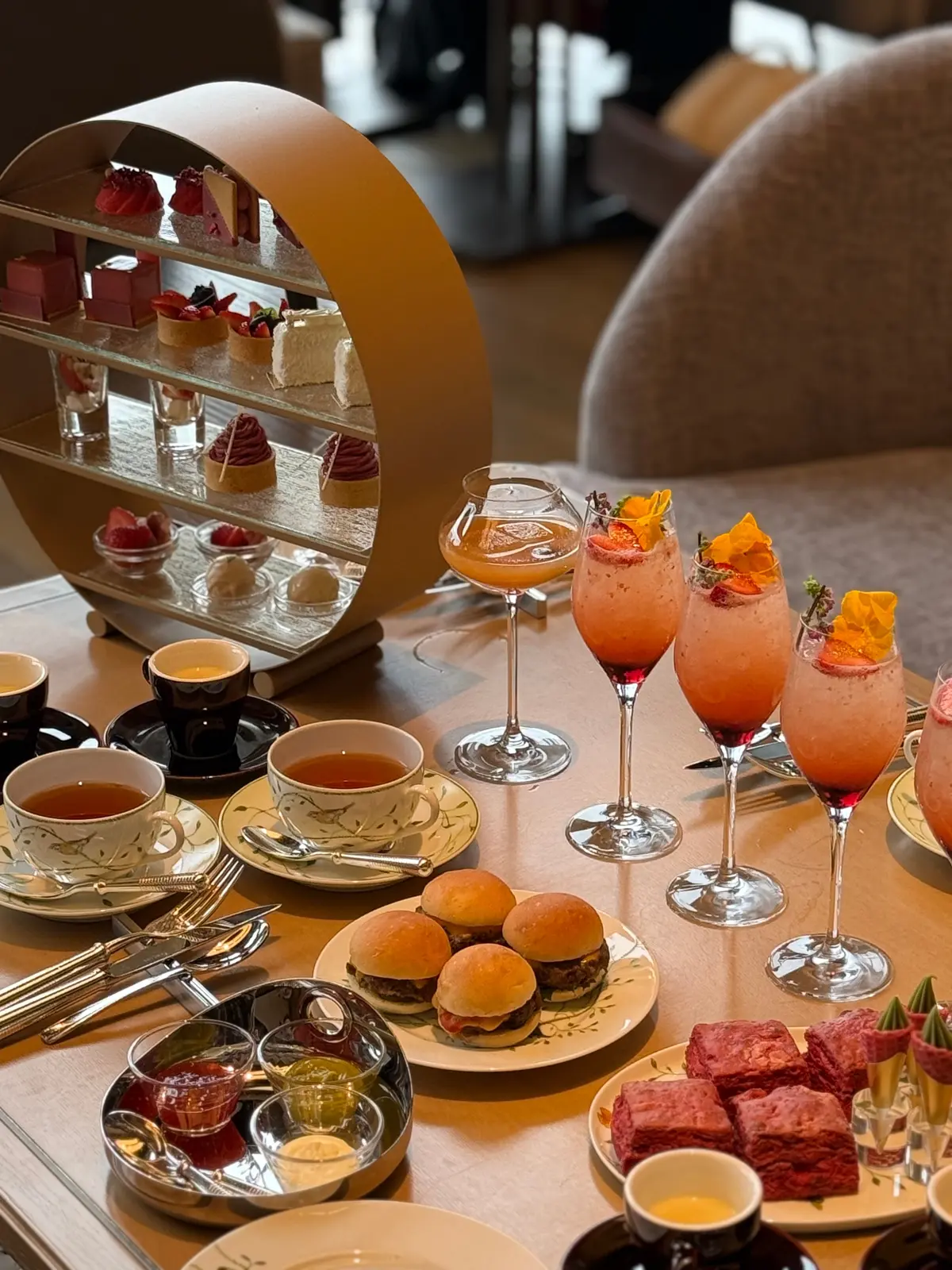 大阪ステーションホテル アフタヌーンティー セイボリー ミニバーガー　ストロベリーアフタヌーンティー　アフタヌーンティー　期間限定　ホテルランチ　大阪カフェ　ホテルカフェ