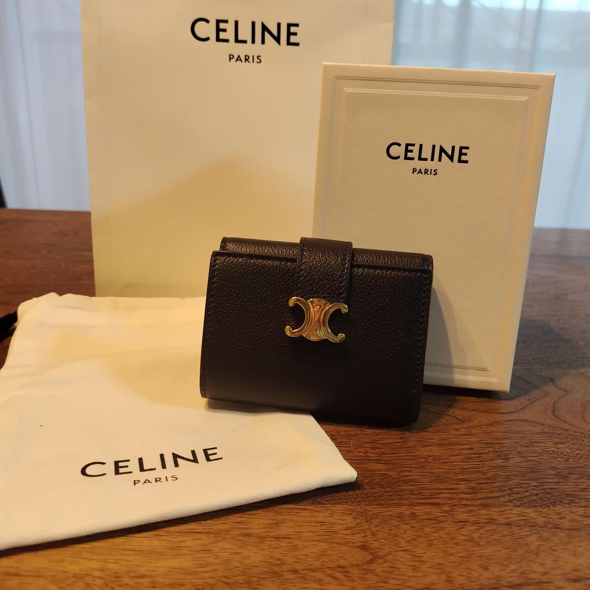 ファイン ストラップウォレット ニノ
セリーヌ三つ折り財布