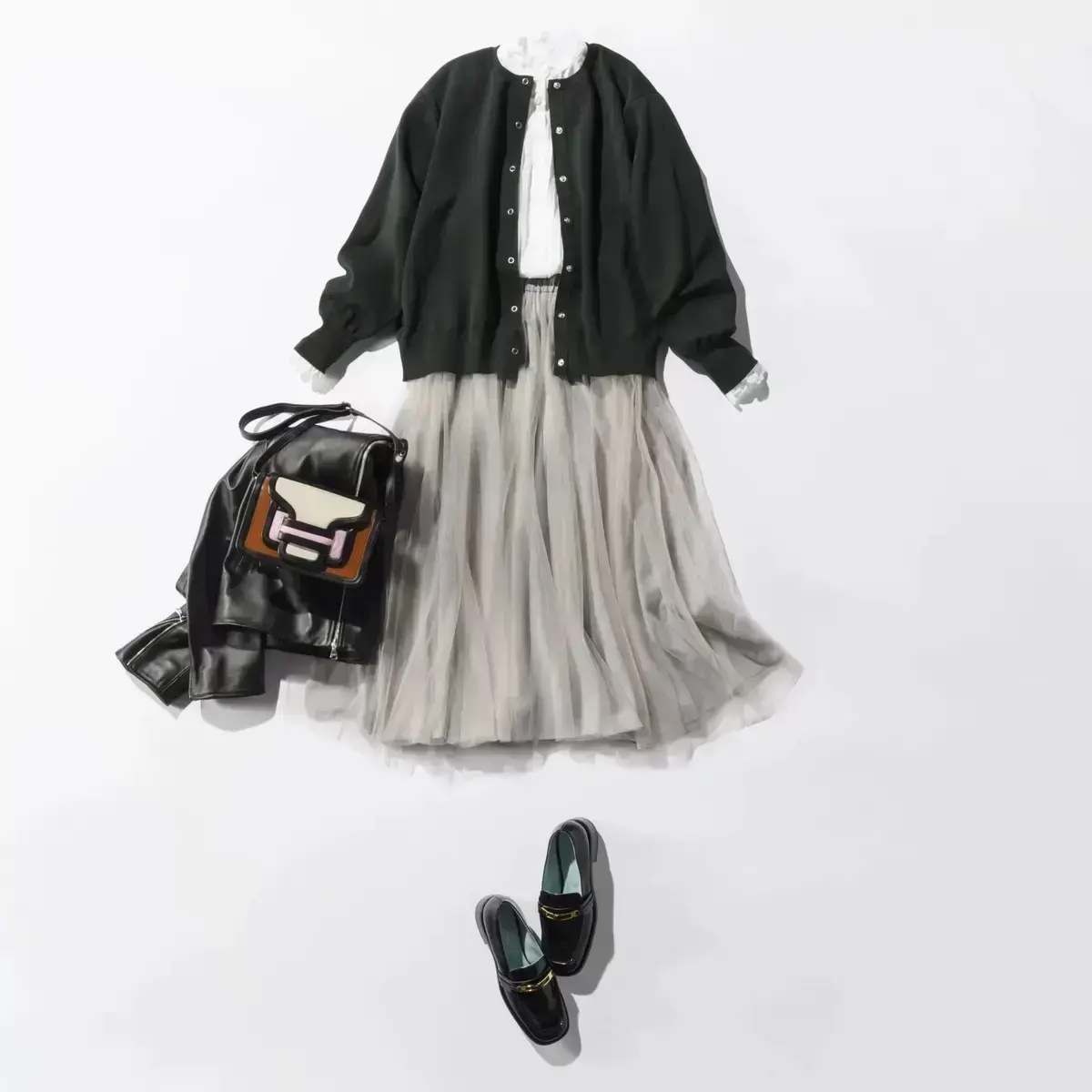 フレアスカート 甘辛バランスが絶妙なよそ行きコーデ