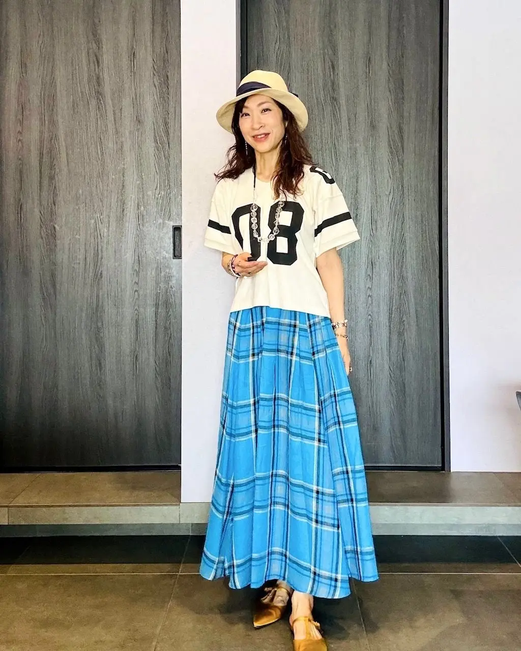鮮やかなブルーのリネンスカートで気分よくの画像_10