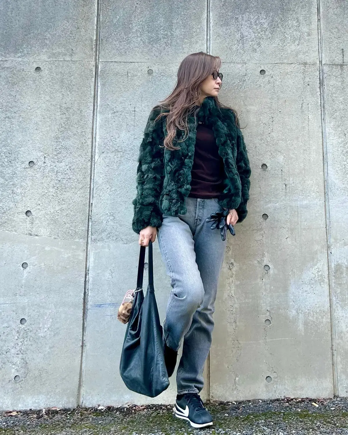 ナイキ ブラックスニーカー　黒デニムコーデ