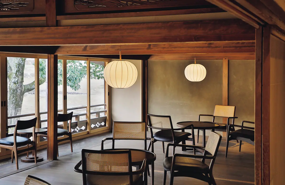 もとは土産物店だった建物を外観 だけ残し改装。唯一改装前の和の趣おもむきが残るラウン ジ