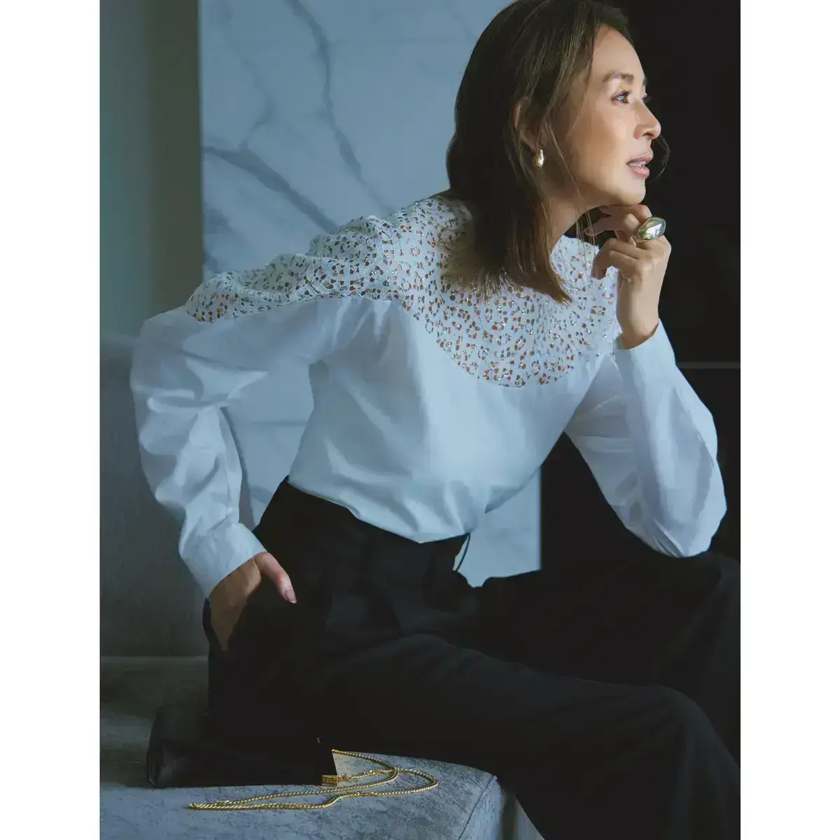 白シャツブラウス 黒パンツ 春コーデ