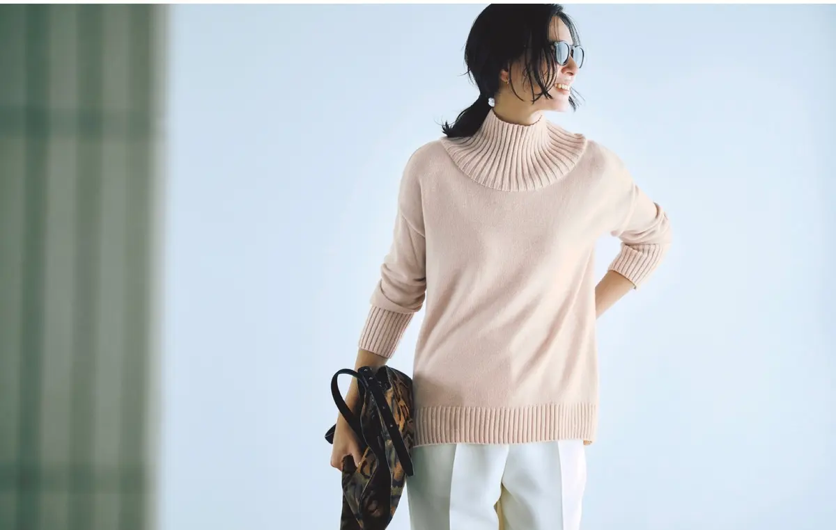 ペールピンクのボトルネックニットに白パンツを合わせたコーディネート　モデル・田沢美亜