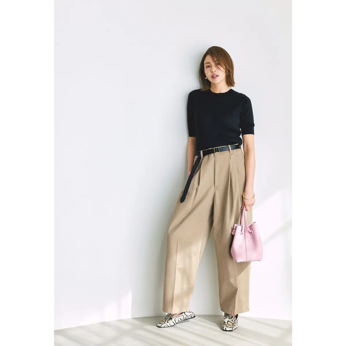 黒五分袖リブニットにベージュタックパンツを合わせたコーディネート　モデル・SHIHO