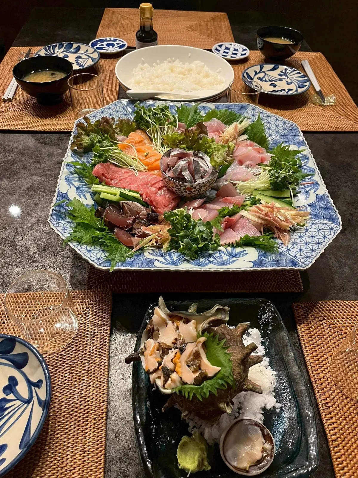 美しく盛り付けたお刺身