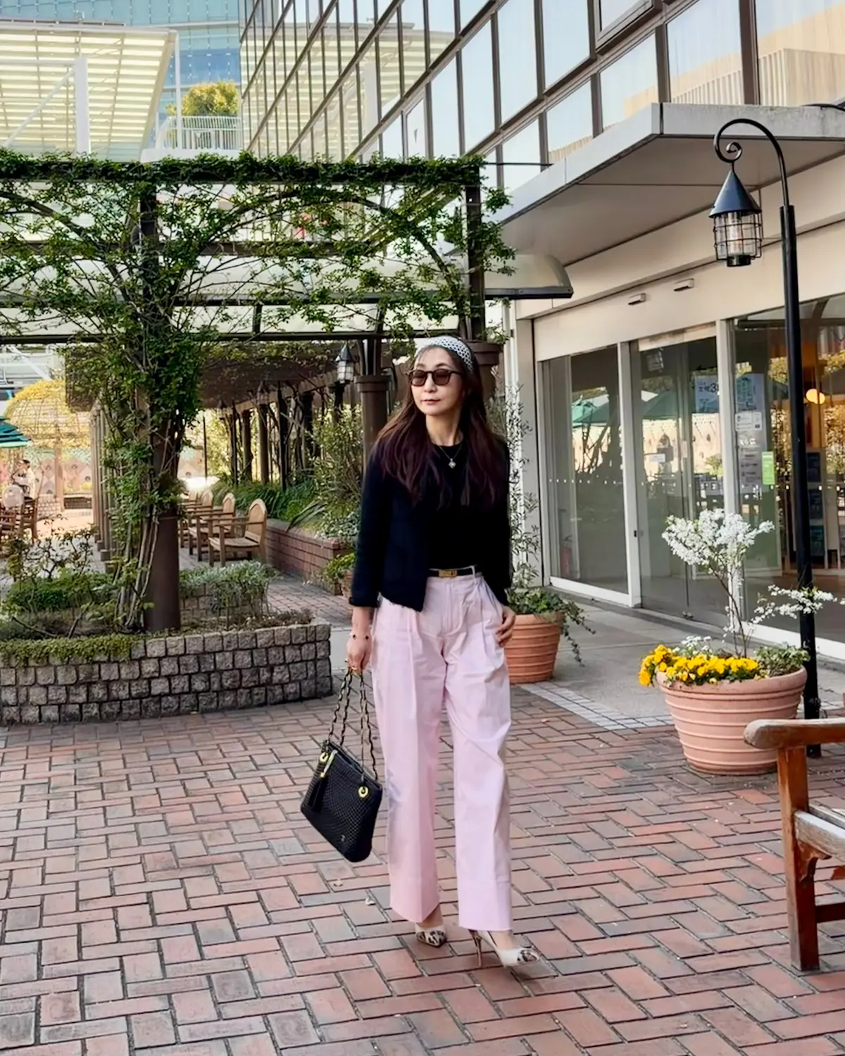 ピンクパンツとブラックのショートジャケット