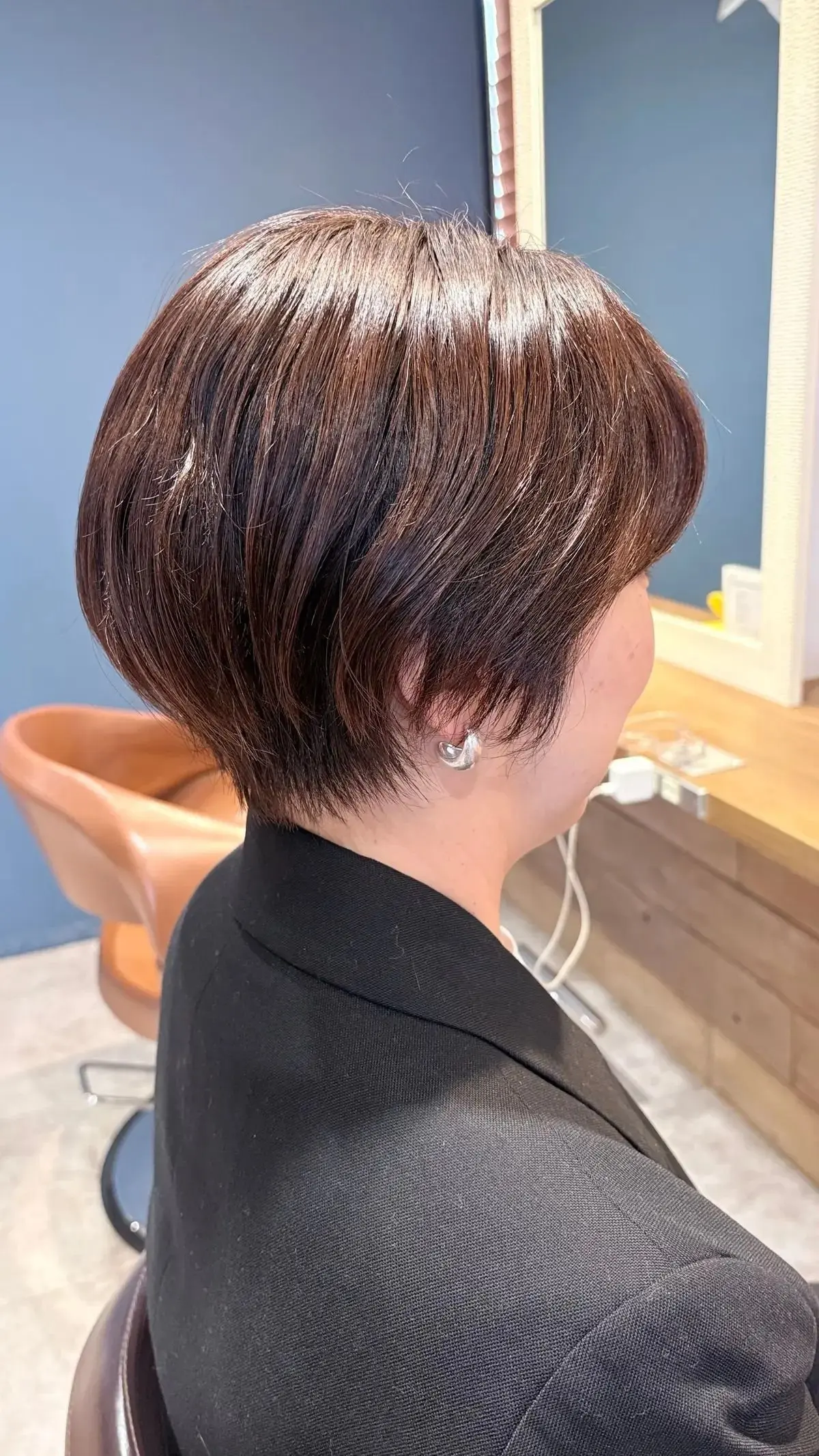 50代ヘアスタイル　ショートヘア　横から見たヘアスタイル