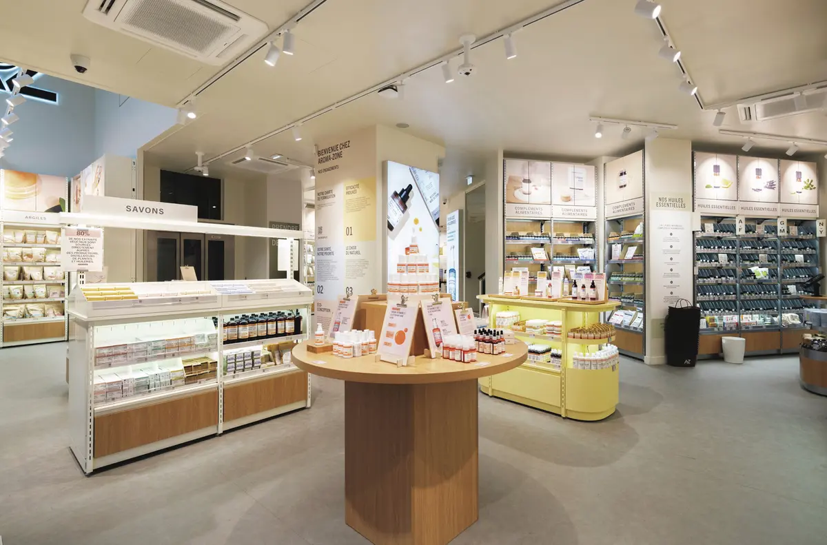Opéra店の1階スペース。約200 ㎡の広い店内は明るく開放的な雰囲 気。英語対応できる販売スタッフの 数も多く、気軽に相談もできる。フ ェイスケア、ボディケア、ヘアケア、 アロマ、サプリメントなどの各アイ テムがコーナーごとに並び、初心者 でも商品選びがスムーズ。セラムバ ーでは自分専用の美容液がオーダー 可能　楽しく軽やかに、ゆらぎと向き合うヒントがここに。なぜパリマダムは、更年期に悩みすぎないのか？