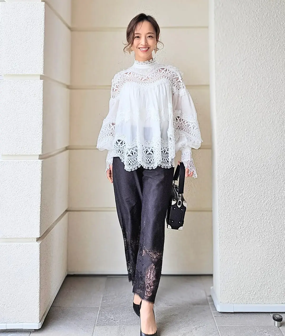 白レースブラウス　黒パンツ　春コーデ