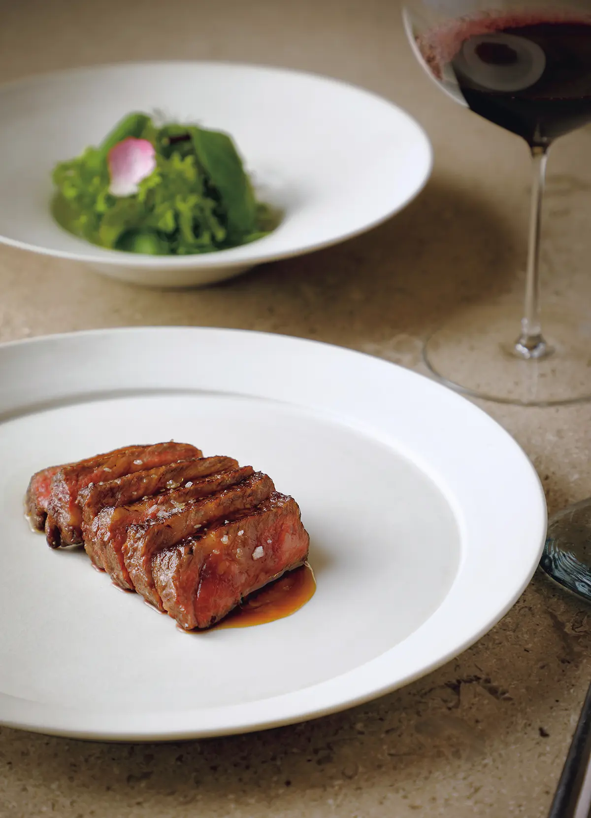 肉のうま味がジワリと広がるベストな火入れ。 滋賀県の精肉店サカエヤの熟成牛とサラダ