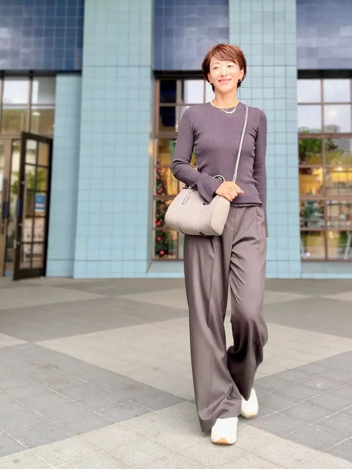 薄手のカットソー 上質なサマーウールのワイドパンツ　秋のブラウンコーデ
