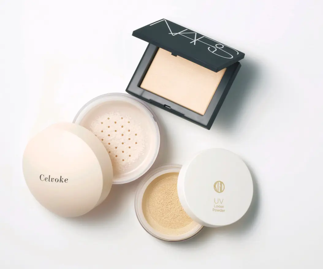 （上から）NARSのアイコンパウダーの新色は、繊細なスキントーン。乾燥から肌 を守りながらどんな光の下でも美しく。ライトリフレクティングセッティングパ ウダー プレスト N 05555 ￥6,490／ナーズ ジャパン　美容成分を贅沢に配合。 肌に軽やかに溶け込んで湿度を宿したツヤをオン。レアグロウ エアリー リフレ クトパウダー￥6,050／セルヴォーク　白浮きやきしみ感なく、しっとりとフィ ット。ふんわり軽やかな肌感とつけ心地が持続。UVフェイスパウダー ソフトベ ージュ SPF50+･PA++++（限定品）￥2,970／Koh Gen Do