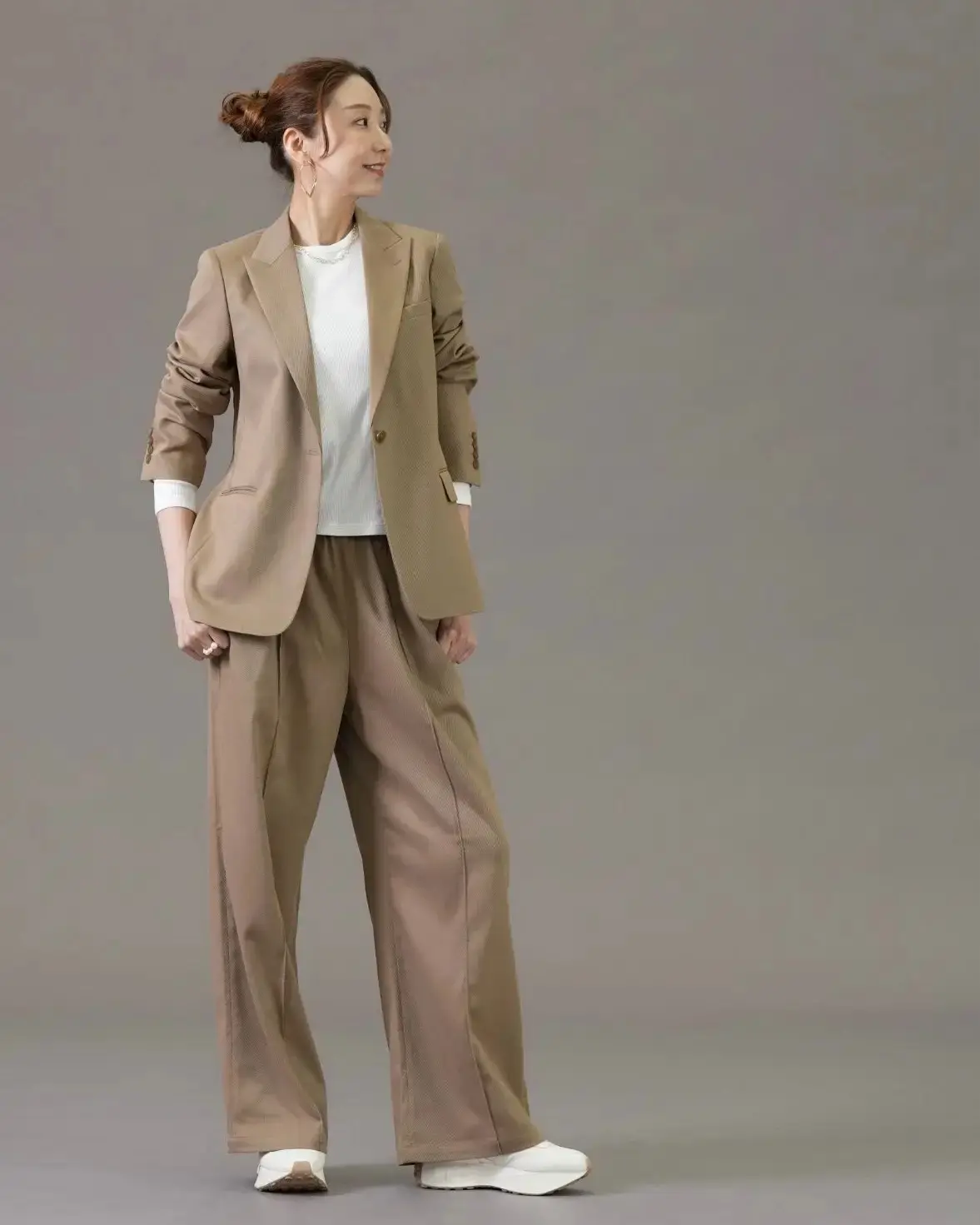 エクラ華組法村麻起子さん　ユニクロリブT　ジャケット