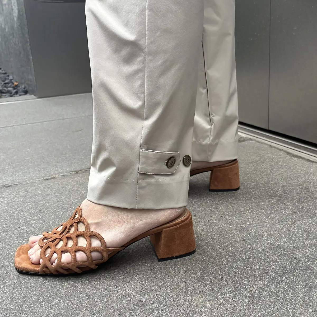 E by eclat 冷感撥水テーパードパンツ ￥20,350の裾アップ