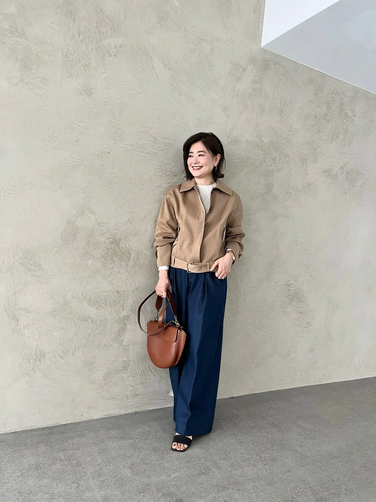 三尋木奈保さん、ベージュブルゾンを着た全身コーディネート