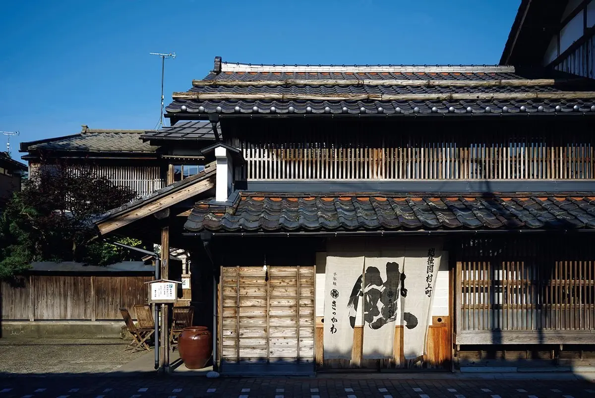 寛永3（1626）年、造り酒屋として創業
して今年で400年。「鮭のまち・村上」のランドマークで、地域づくりの中核でもある