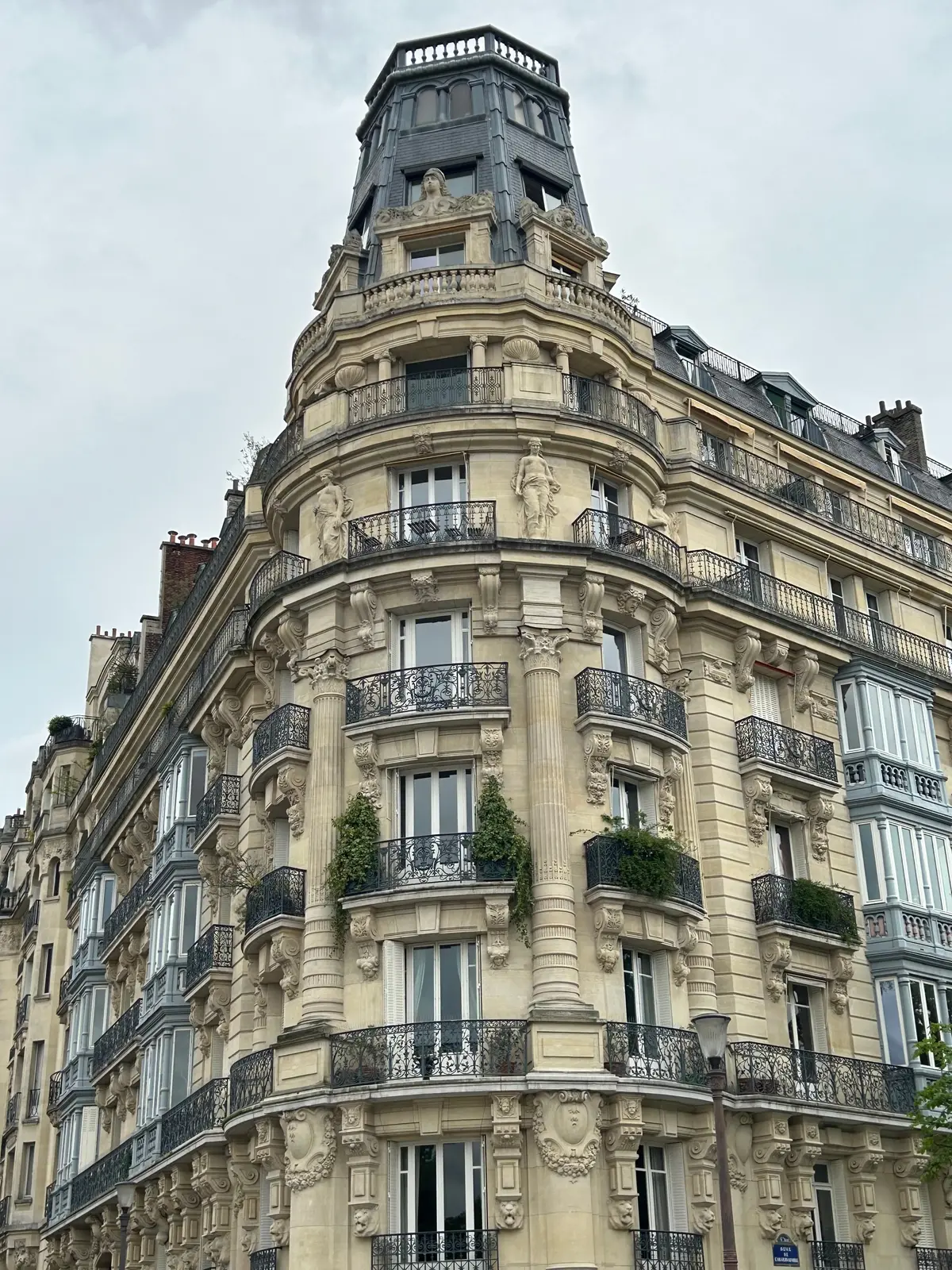 Netflix    Emily in Paris　seasons5   エミリーパリへ行く　ネットフリックス　ロケ地