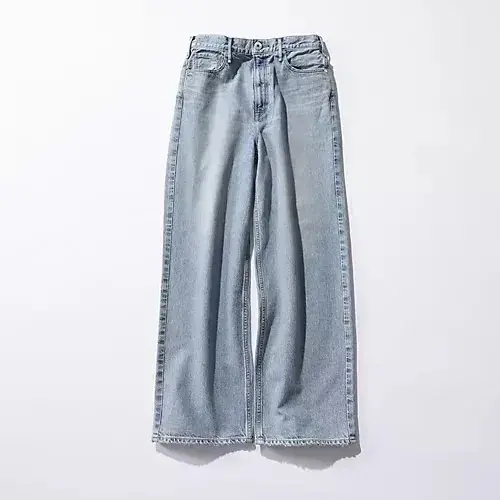 シルバーのショート丈トップス、淡青色のワイドパンツ、シルバーのクラッチバッグ、イヤリング、ヒール、アクセサリーが白背景に並んでいる