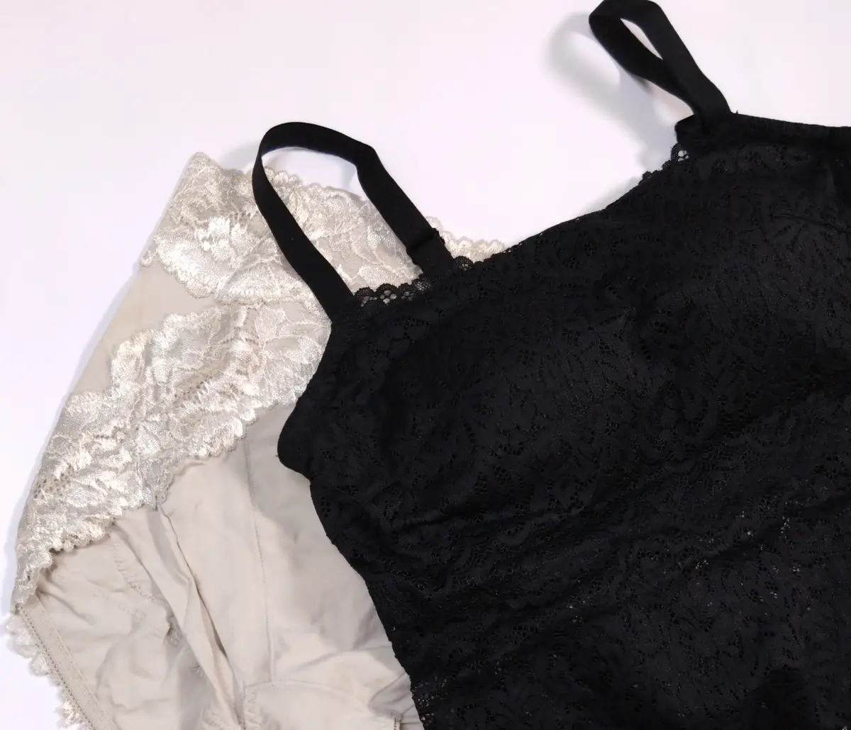 カップ付きインナーとショーツ