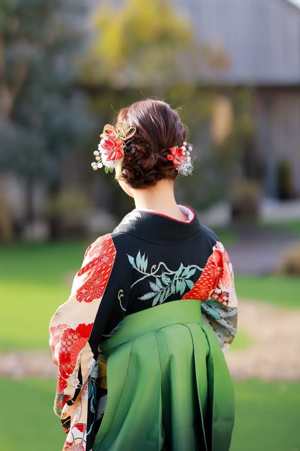 大学卒業式 袴ヘアアレンジ｜振袖袴の後ろ姿と編み込みアップスタイル