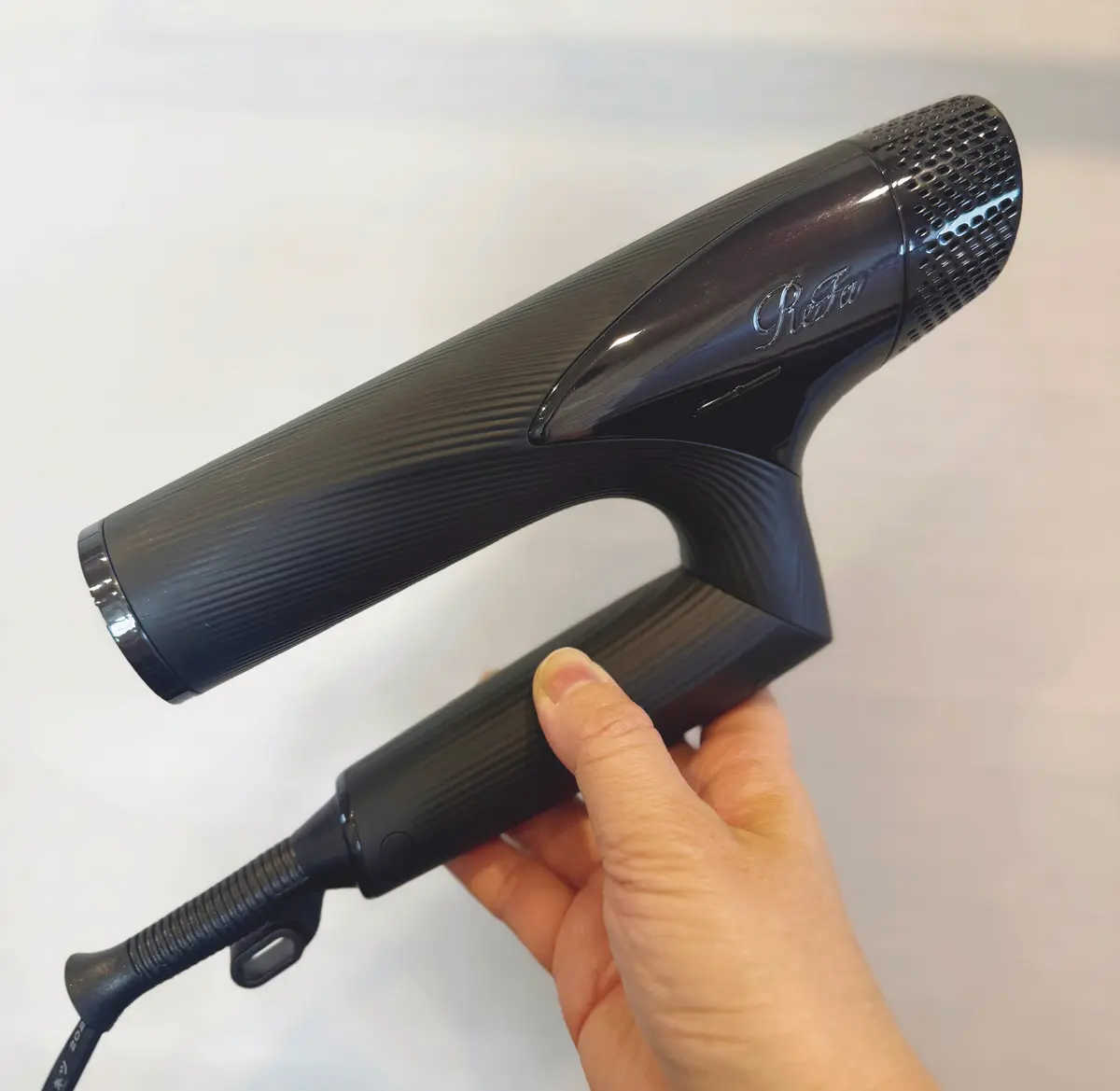 リファのドライヤー 「スマート」は、コンパクト なのに高機能（ sallyさん ） 資生堂の頭皮エッセンスで、 「元気だね」といわれる髪に （ NONさん ） ブレオの頭皮 マッサージ器は、手になじみ デザイン性も最高！（ あいさん ） ケラスターゼの最高峰。 髪がまとまりサラサラに（ SATOさん ） エクラの特集で見たBOSLEY。 エッセンスはもう3本目！（ YOKOさん ）リファのドライヤー