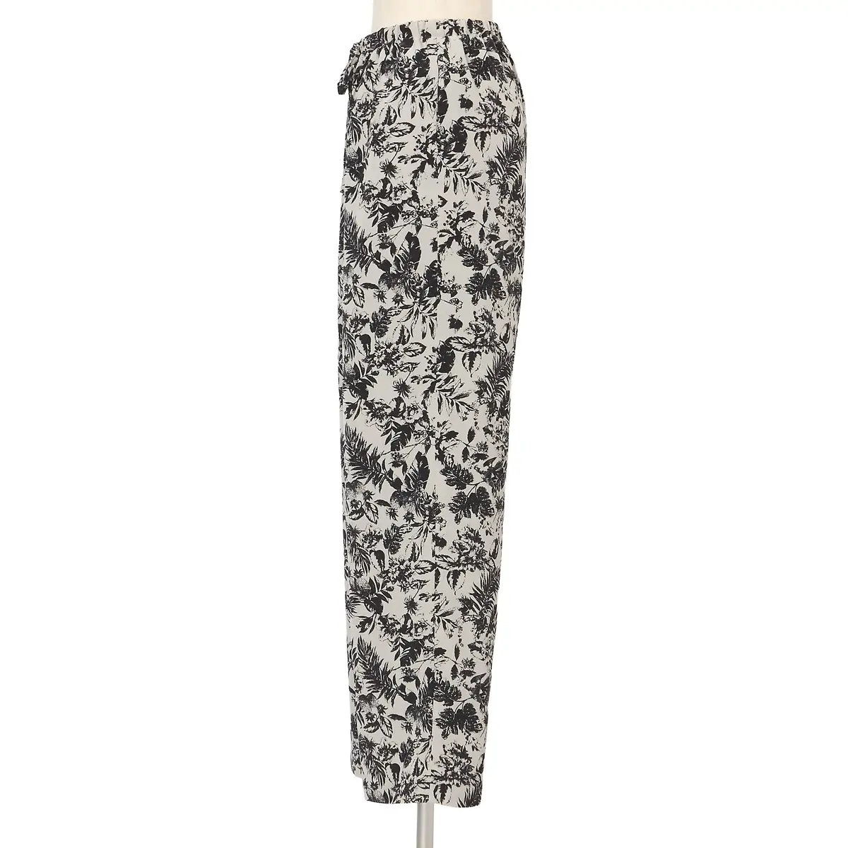 E by eclat
ボタニカルプリントパンツ
￥24,200　サイド
