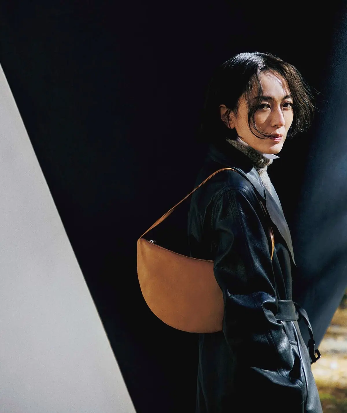 ザ・ロウのバッグを持った板谷由夏