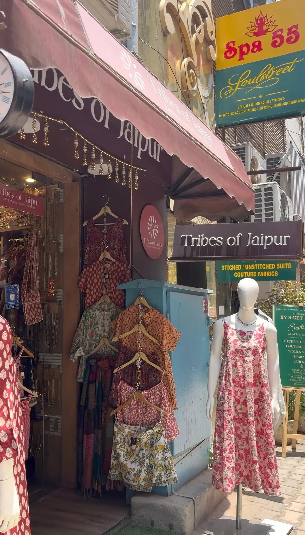 「ジャイプール」の店頭に、花柄のドレスやサロペットがハンガーにかけられ、マネキンに花柄ワンピースが着せられている。