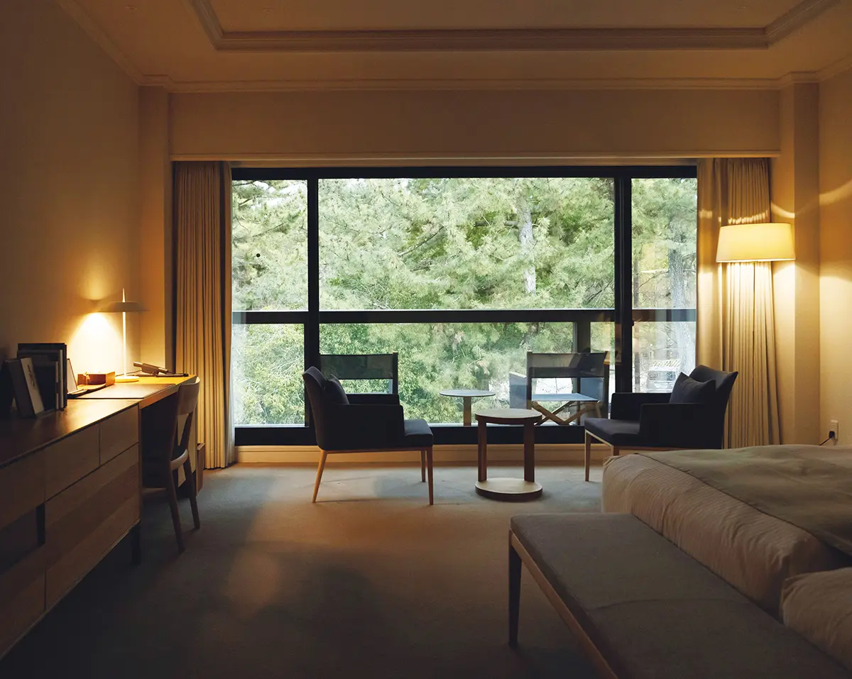 興福寺の常緑樹が間近に迫るデラックスルーム