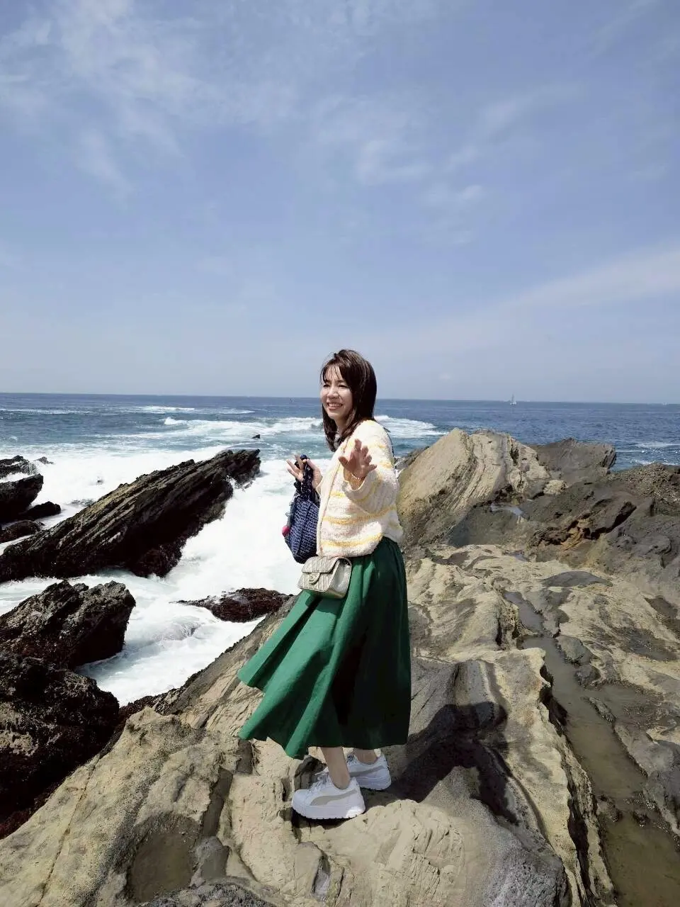 荒々しい波と美しい岩礁　ふふ城ヶ島 海風の画像_16
