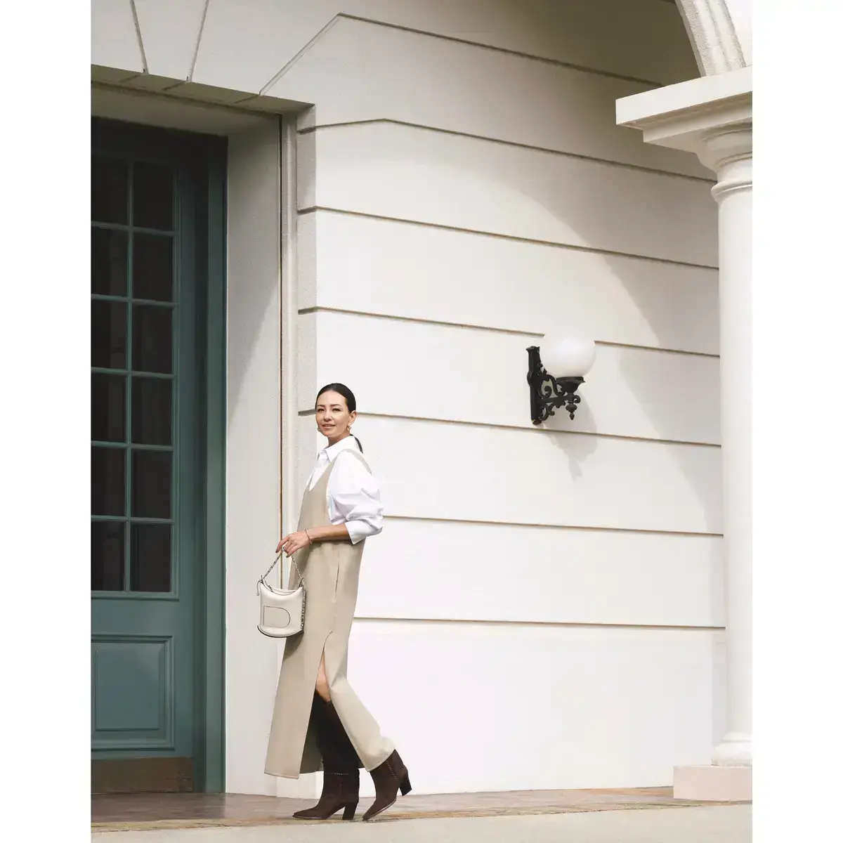 ベージュのジャンパースカート風ワンピース