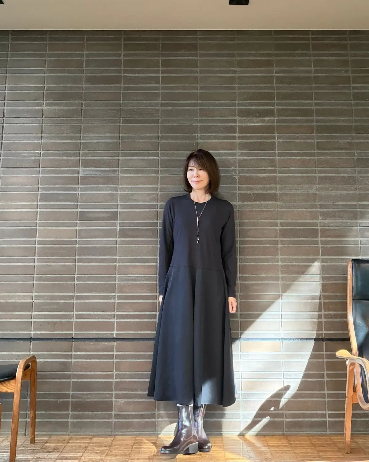 黒ワンピ　ユニクロ　UNIQLO サテンコンビネーションワンピース　ブーツコーデ　ワンピースコーデ　50代秋服　ユニクロ新作　ブラウンコーデ　秋ワンピ　ZARA