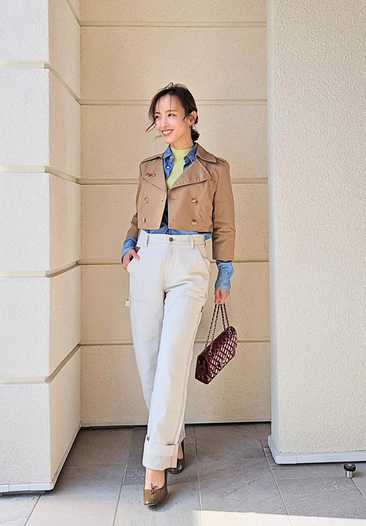 エクラ 華組　大岩三智子さん　50代　トレンチコート　ショートトレンチ　モスキーノ