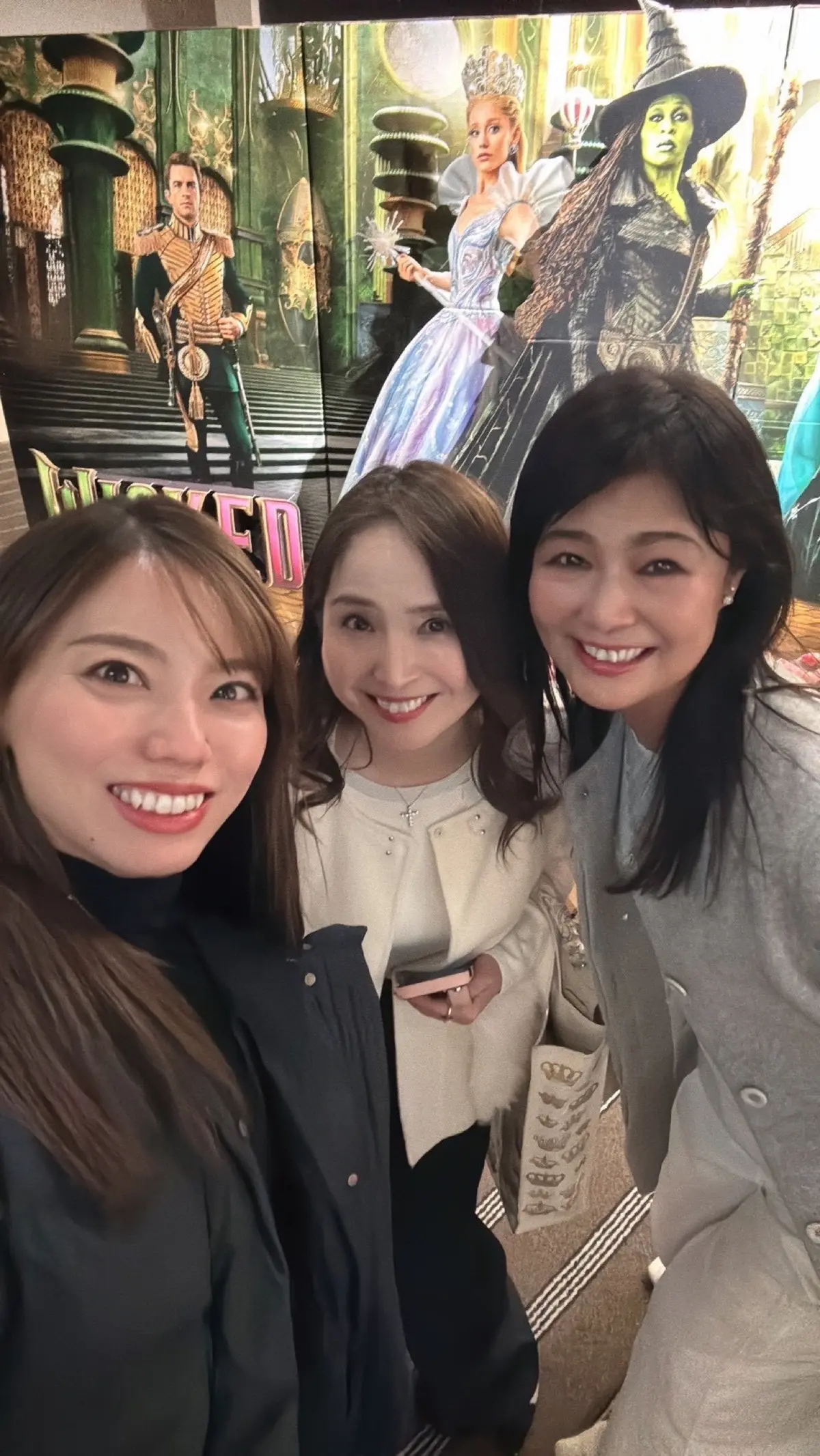 WICKED、WICKED永遠の約束、映画、女子会、品川プリンス、コーヒーラウンジ マウナケア、グレーコート、シルバーアクセサリー、ロングヘア、エクラプレミアム通販、E by éclat、優美なセミワイドパンツ