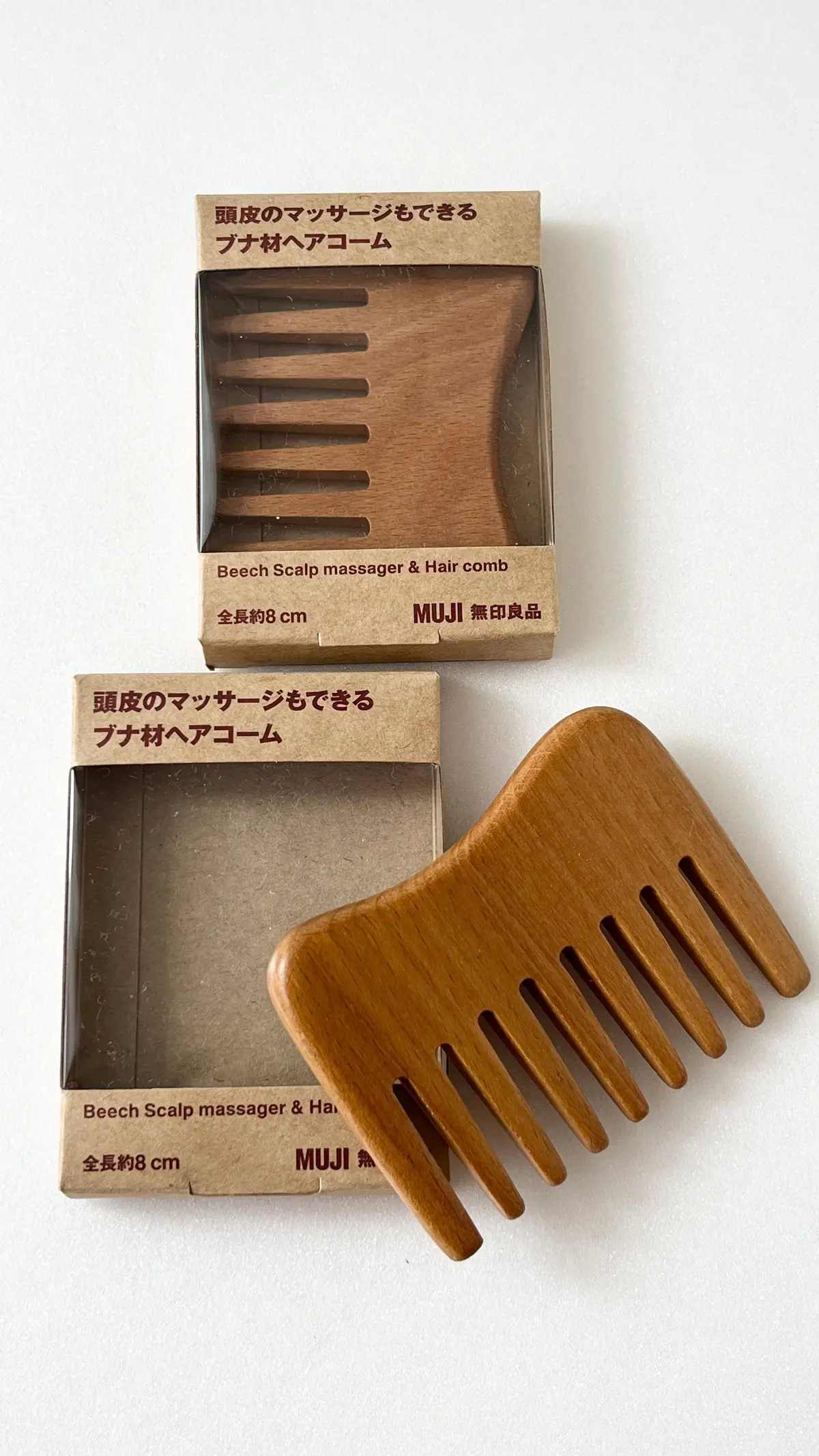 MUJIのビーチウッド製ヘアコームと頭皮マッサージ器。木製の櫛は幅広で、頭皮をマッサージできる形状。パッケージはグレーで、商品名とサイズ（全長8cm）が記載されている。