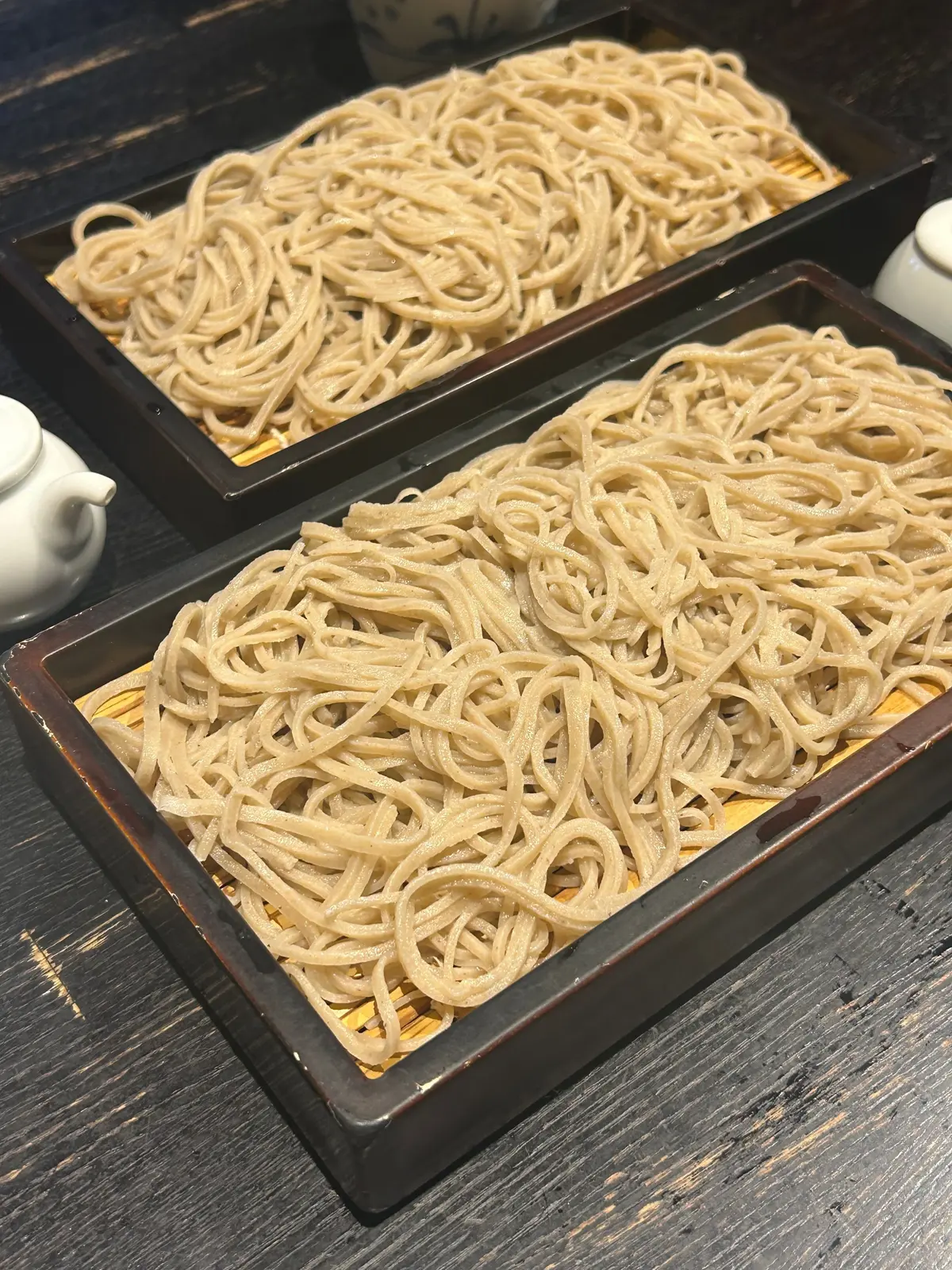 蕎麦の麺が2つ。手打ちそば。松原庵の蕎麦。
