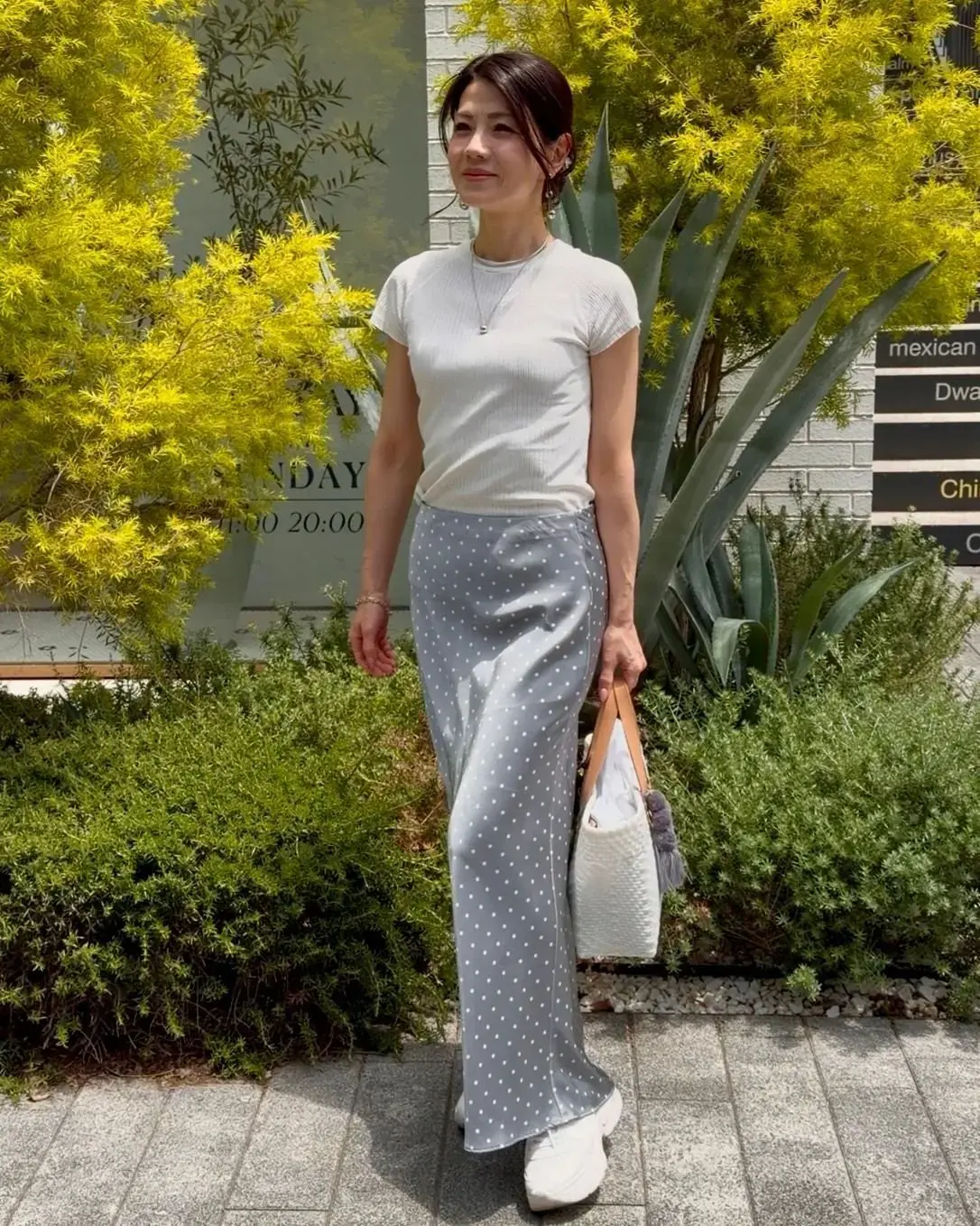 小泉雅恵　カットソー、スカート、スニーカー