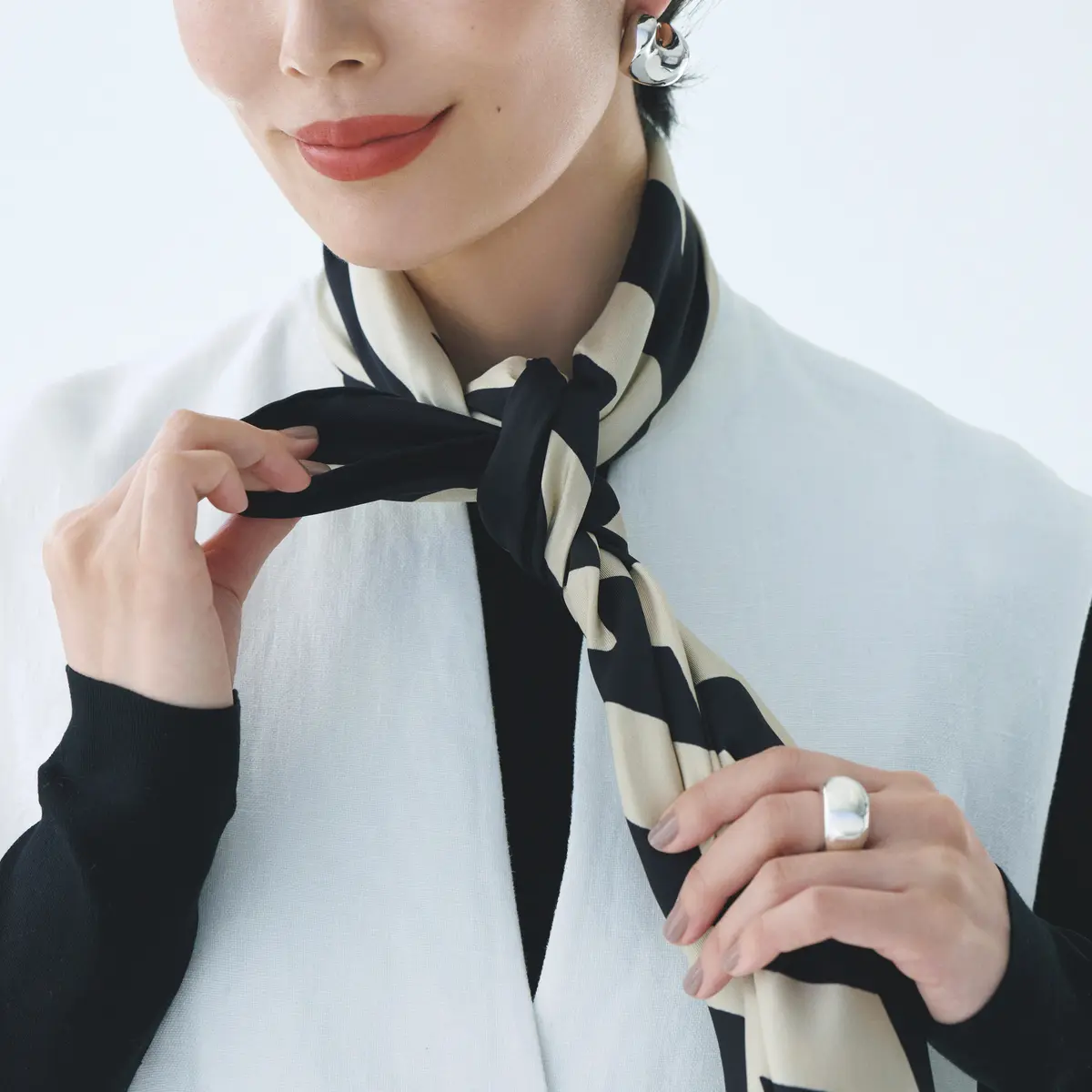 ラルフローレン　スカーフ　巻き方　同じ個所で、さらにもう1回 結び、結び目の形を整える