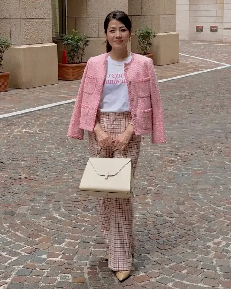 ロゴTシャツ　ツイードジャケット キレイめスラックス　春コーデ