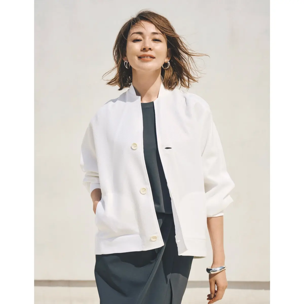 グレーワンピースに白ブルゾンを合わせたコーディネート　モデル・SHIHO