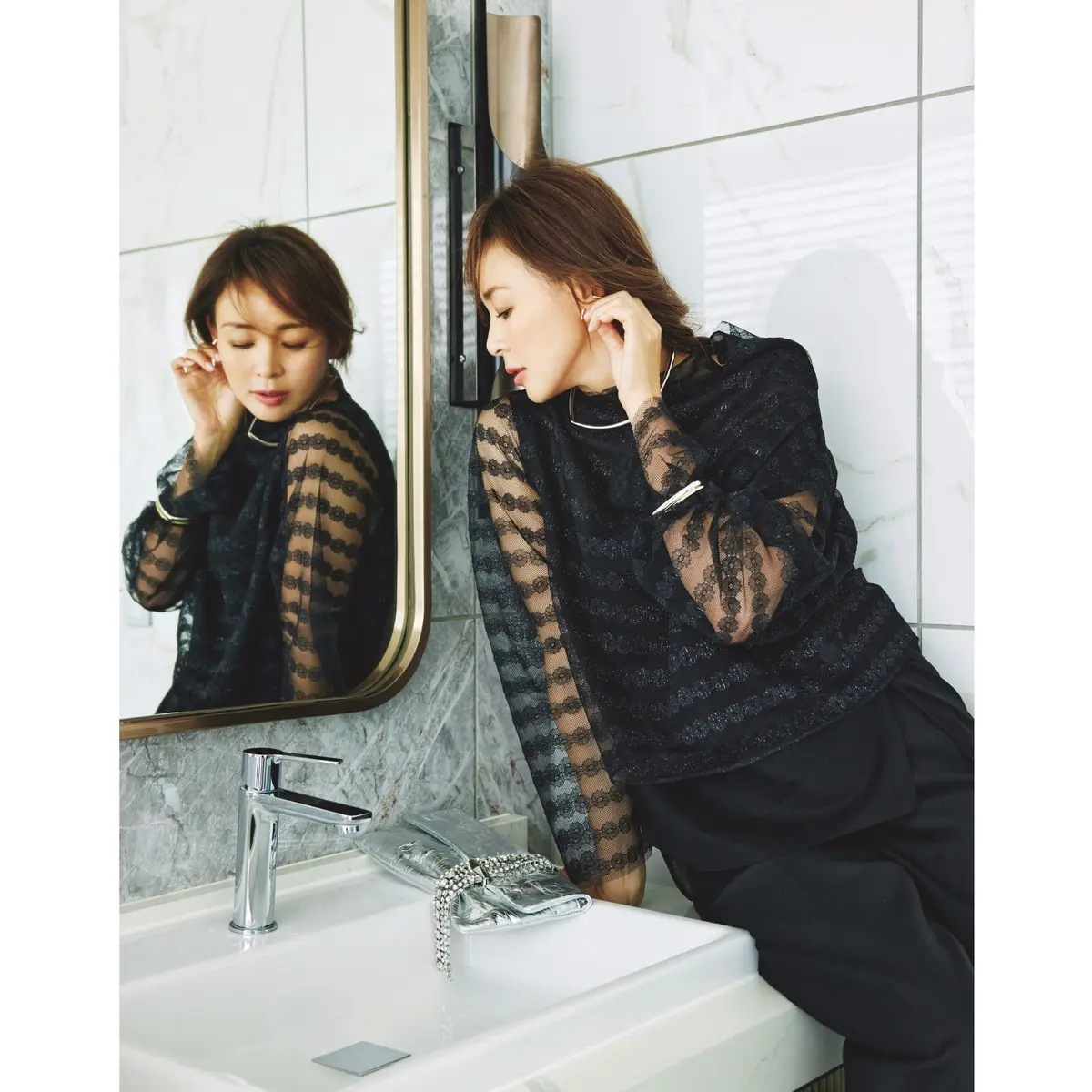 黒フラワーレースブラウスに黒パンツを合わせたコーディネート　モデル・SHIHO