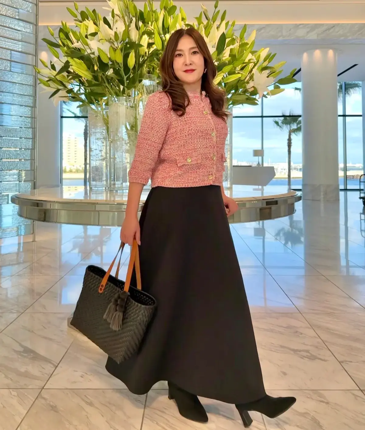 ピンクのニットカーディガン　春の好印象コーデ