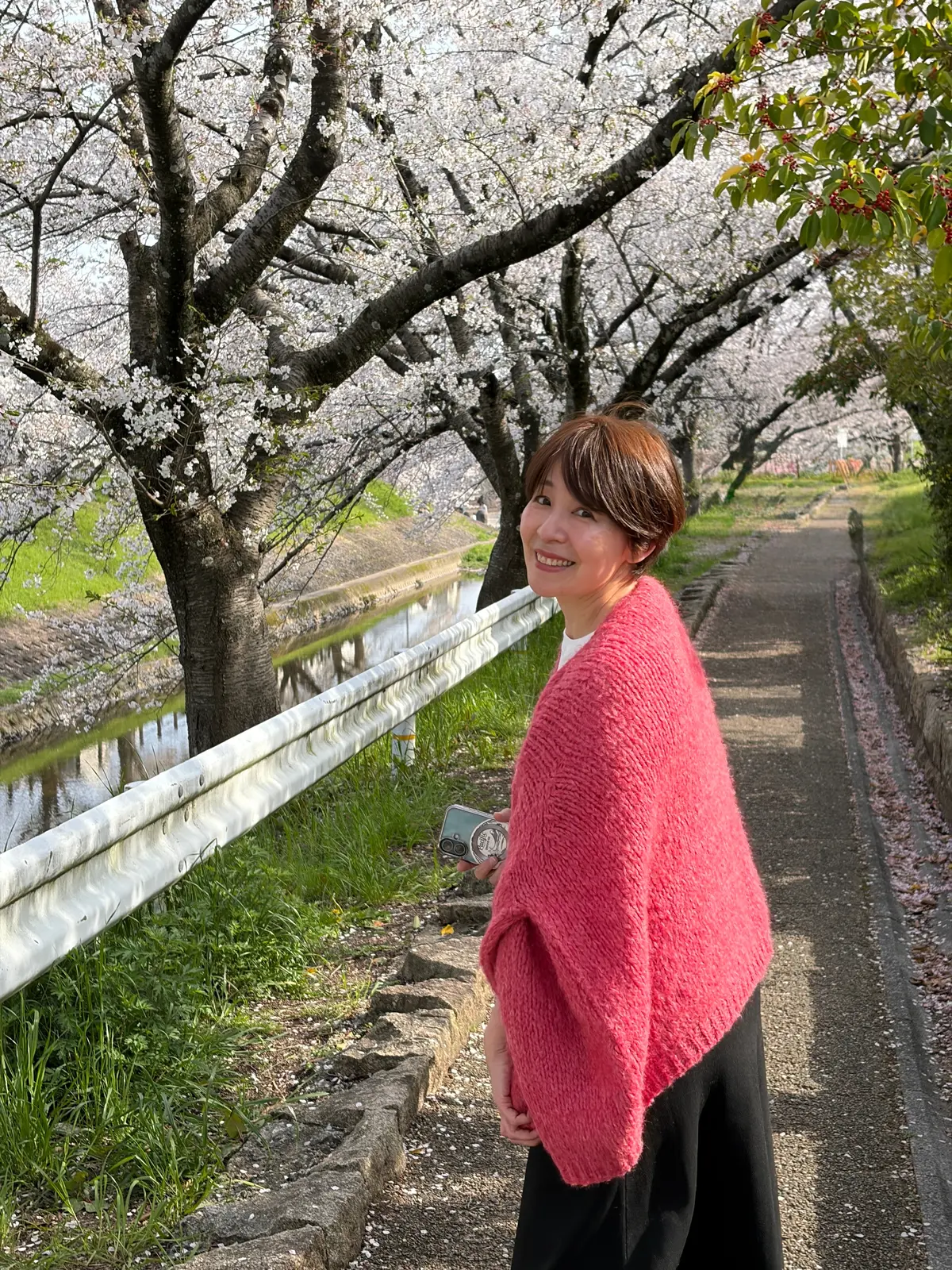 春風になじむショートヘアと、差し色ファッの画像_4