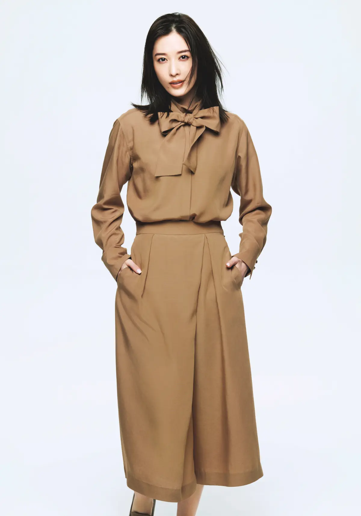 キャメルのセットアップでリュクスに。柔らかなダンガリー素材で鮮度を上げて