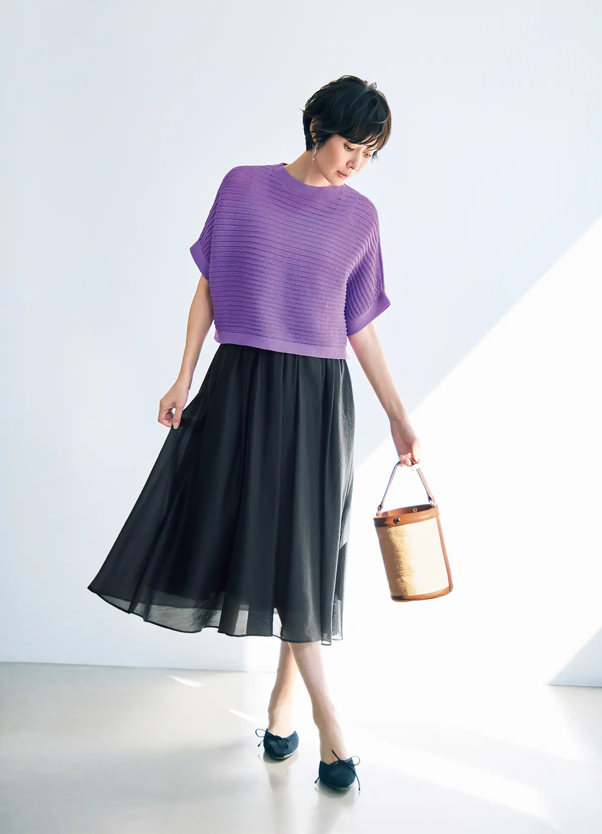 上品な透け感を効果的にかけ合わせた心地よいお出かけスタイル