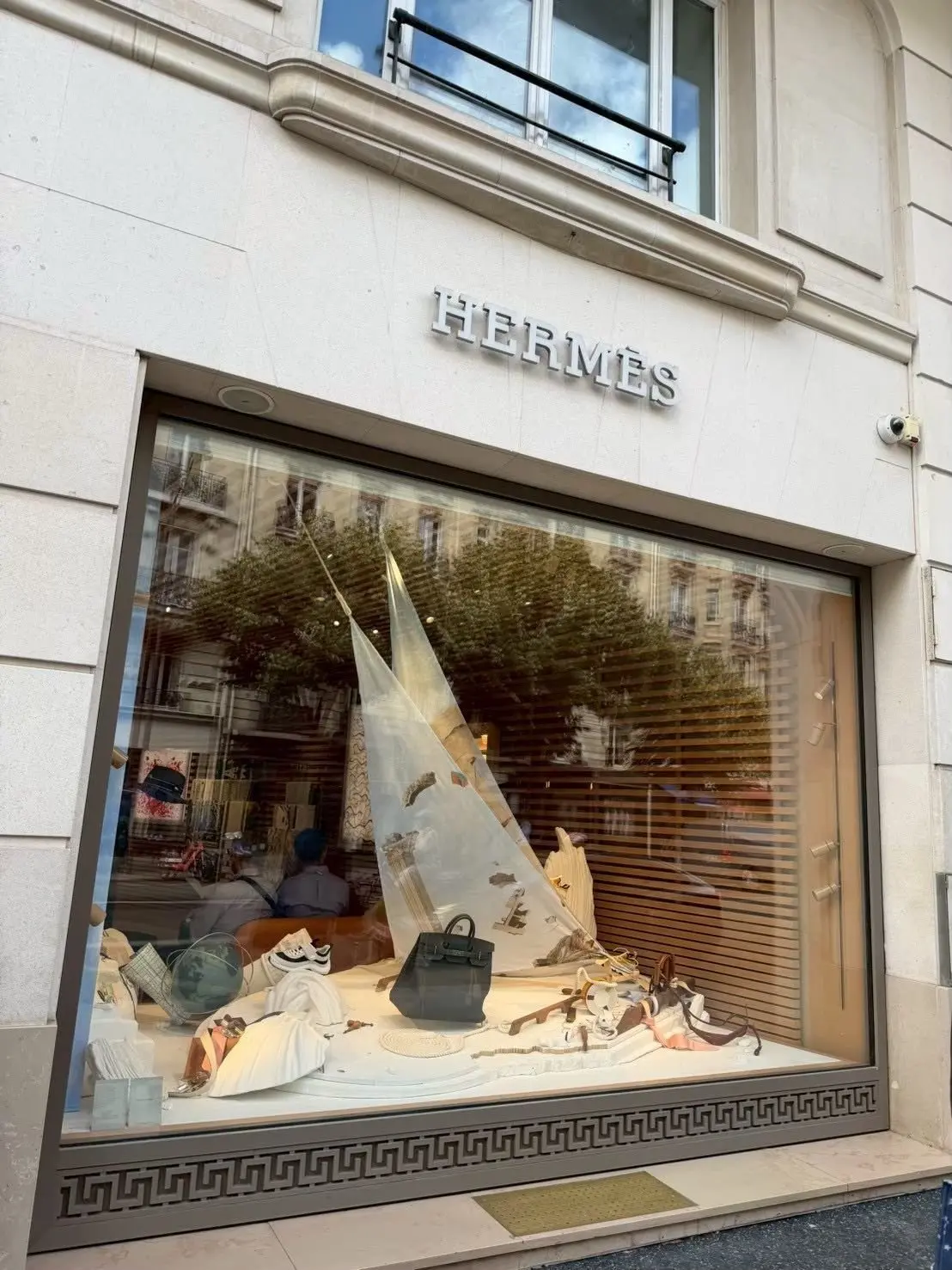 通りに面した、エルメス　パリ　セーブル店