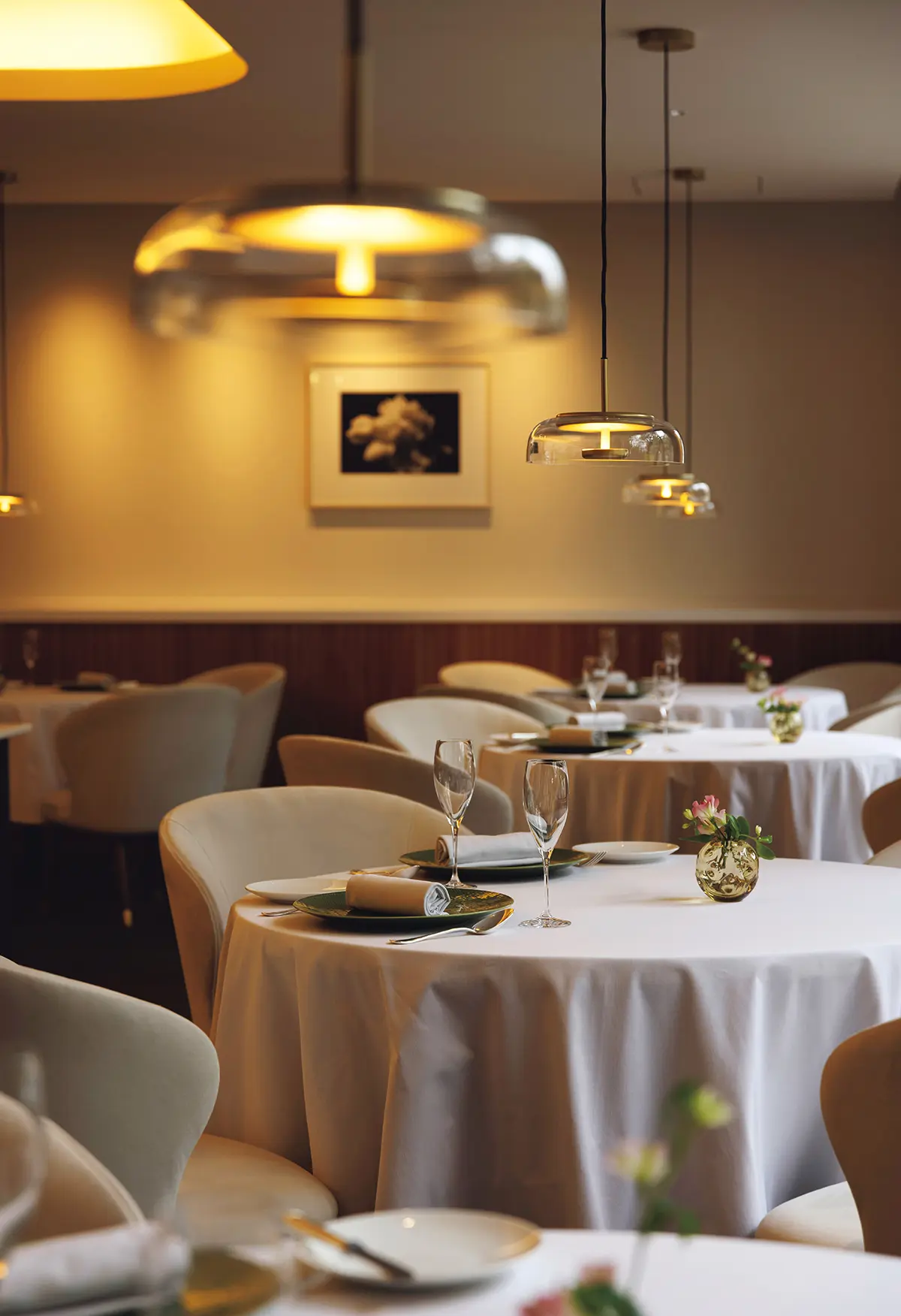 昼は地元のマダムでにぎわうレストラン