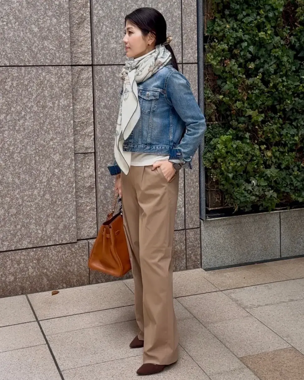 デニムジャケット スカーフ　パンツ 春コーデ